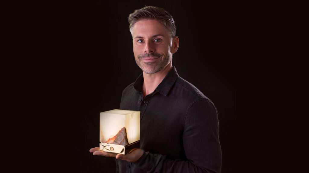 Luxonum Gründer Andreas Rauwolf hält eine Onyx Designerleuchte ITSU One